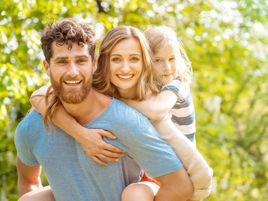 Gl&uuml;ckliche Familie mit Kind